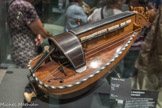<center></center><center>Le Musée de la Musique.</center>Les musiques pastorales
Dès le XVIe siècle, on introduit des airs d’origine populaire dans la musique instrumentale.
Au XVIIIe siècle, scènes champêtres et bergers galants envahissent la musique, la peinture et la littérature. Cette mode s'accompagne de l'utilisation d’instruments d’origine populaire dans la musique savante. Principalement utilisé dans le sud de la France, le tambourin, associé au galoubet, donne son nom à une danse rapide et rythmée, fréquemment employée dans la musique instrumentale.
Rameau l’utilise dans certaines scènes de ses opéras pour renforcer le caractère pastoral.

Vielle à roue. Pierre Louvet (1709-1784). Paris 1740.