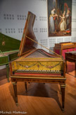 <center></center><center>Le Musée de la Musique.</center>Les pianos. La seconde moitié du XVIIIe siècle voit coexister le clavecin, instrument à cordes pincées, et le piano, instrument à cordes frappées.
Certains facteurs (Taskin, Érard) construisent l’un et l’autre : une grande partie de la musique est écrite indifféremment pour les deux instruments.
Le piano, qui offre alors un toucher léger, permet des nuances expressives, du piano au forte, directement contrôlées par l’interprète.
Il apporte la réponse attendue aux recherches de diversification du son. La fin du siècle voit ainsi l’essor incomparable de l’instrument qui deviendra, au XIXe siècle, le piano moderne.