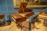 <center></center><center>Le Musée de la Musique.</center>Piano à queue. Erard frères. Paris 1802. Ce piano est pourvu d'une mécanique à échappement simple. Joseph Haydn et Ludwig van Beethoven ont possédé un instrument similaire.