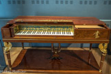 <center></center><center>Le Musée de la Musique.</center>Piano carré. Erard frères. Paris 1809. Cet instrument, qui présente un décor exceptionnel a appartenu à Mme Savary, duchesse de Rovigo et femme du ministre de la Police sous Napoléon Ier.