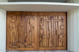 <center></center><center>Notre-Dame de La Salette. </center> Portail de l'entrée principale. Il se compose de deux vantaux en noyer massif ornés d'un bas-relief de Jean-Marie Baumel (1911-1978).
Celui-ci représente, à gauche, la Vierge de la Salette et les deux enfants, témoins de l'apparition.