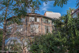 <center></center><center>La Ruche.</center> Le pavillon des vins, de forme octogonale, occupe le centre de la propriété. S'élevant sur trois étages, il est composé de nombreux petits ateliers d'une trentaine de mètres carrés. Les façades et toitures du bâtiment sont inscrites aux monuments historiques par un arrêté du 19 janvier 1972.