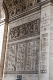 <center>Arc de Triomphe. </center> Sur les faces intérieures des petites arcades sont gravés les noms de 32 (4+4 sur chacun des quatre piliers) batailles de la Révolution et de l'Empire. Elles sont regroupées quatre par quatre et se positionnent de part et d'autre des tableaux des personnalités. Pilier Ouest.