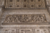 <center>Arc de Triomphe. </center> Attributs des victoires du Sud, par Antoine-François Gérard. La scène indique les batailles de Marengo, de Rivoli, d'Arcole et de Lodi.