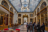 <center>Galerie Vivienne.  </center> Cette voie tient son nom de la rue Vivienne qui, elle-même, prend le nom de Louis Vivien, seigneur de Saint-Marc, échevin de Paris (1599). Elle est construite en 1823 par le président de la Chambre des notaires, Marchoux, d'après les plans dessinés par l'architecte François-Jacques Delannoy. Elle est Inaugurée en 1826. Elle attire bon nombre de visiteurs avec ses boutiques de tailleur, bottier, marchand de vin, restaurateur, librairie Jousseaume, mercier, confiseur, marchand d’estampes.