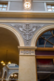 <center>Galerie Vivienne.  </center>  Caducées de Mercure, protecteur du commerce, ancres  pour le commerce maritime et cornes d'abondance ornent les fenêtres en demi-lunes .