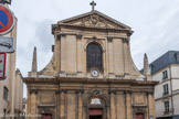 <center>Notre-Dame-des-Victoires. </center> La façade sud, réalisée par Sylvain Cartaud architecte du duc de Berry, se présente sous la forme d'un portail à deux ordres superposés, l'ionique en bas, le corinthien au-dessus. Ce portail est couronné par un fronton triangulaire avec au tympan, un écusson aux armes de la France surmonté de la couronne royale et entouré du grand cordon du Saint-Esprit.