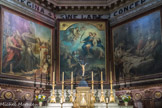 <center>Notre-Dame-des-Victoires. </center> Au centre,le Vœu de Louis XIII. A gauche, la Translation des reliques de Saint Augustin, 1748. A droite, l'Agonie de Saint Augustin, 1748. En remerciement de ce fils tant attendu (Louis-Dieudonné, le futur Louis XIV), Louis XIII fit vœu, le 10 février 1638, de consacrer «sa personne, son État, sa couronne et ses sujets» à la Vierge et de renouveler ce vœu tous les ans à la fête de l'Assomption. Dans le tableau de Carl Vanloo, le roi Louis XIII, lors de son vœu, expose à la Vierge le dessin de la façade de l'église qu'il avait promis de lui édifier.