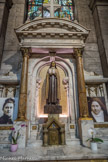 <center>Notre-Dame-des-Victoires. </center> Chapelle en mémoire de sainte Thérèse de Lisieux surmontée du vitrail des ateliers Mauméjean, «Le Pèlerinage de sainte Thérèse de l'Enfant-Jésus à la Basilique en 1887» (daté de 1931). En 1887, avant de partir à Rome pour demander au pape l'autorisation d'entrer au carmel de Lisieux, la jeune fille vient prier à Notre-Dame-des-Victoires avec son père et sa sœur.