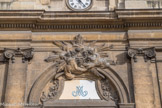 <center>Notre-Dame-des-Victoires. </center> Au premier niveau, ordre ionique et une gloire réalisée en bas-relief figure au-dessus de la porte centrale. Frère Fiacre, l'un des religieux augustins, voit la Vierge Marie portant un enfant lui apparaître en 1637. Dans cette vision, portée à la connaissance de la reine et du roi, la Vierge demande trois neuvaines, à Notre-Dame des Grâces (à Cotignac, en Provence), Notre-Dame de Paris et Notre-Dame des Victoires. Frère Fiacre s'en acquitte du 8 novembre au 5 décembre 1637. Dix mois plus tard, le 5 septembre 1638, Anne d'Autriche donne naissance à un fils, Louis, Dieudonné.
Toute sa vie, frère Fiacre va mettre sa prière au service de la famille royale mais aussi des pauvres réclamant son intercession, et de la paix, qui sera sa constante préoccupation. Sa notoriété sera immense. Plus tard son portrait ornera un bureau de location de voitures à cheval, qui prendront vite son nom : les fameux « fiacres », ancêtres de nos taxis.