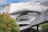 <center>Philharmonie de Paris</center> La Philharmonie 1.  Le maître d’ouvrage, la « Philharmonie de Paris », a confié le projet du nouveau bâtiment aux Ateliers Jean Nouvel en avril 2007 à l’issue du concours de maîtrise d’œuvre. Ce nouvel édifice vient compléter l'actuelle Cité de la musique conçue par Christian de Portzamparc et inaugurée en 1995. La grande salle est la partie qui ressemble à une peau de serpent.