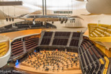<center>Philharmonie de Paris</center> La Philharmonie 1. La Grande salle Pierre Boulez de la Philharmonie invente un nouveau modèle, celui d’une salle enveloppante et modulable. Une innovation à la fois architecturale, scénographique et acoustique. L’une des spécificités de la Grande salle Pierre Boulez de la Philharmonie réside dans sa modularité : elle est en mesure de s’adapter à différents genres musicaux tout en offrant à chaque fois le meilleur confort visuel et auditif. 2 400 places
en configuration symphonique et 3 500 places.