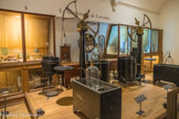 <center></center><center>Musée des Arts et Métiers.</center> Le laboratoire de Lavoisier. Antoine-Laurent de Lavoisier (1743-1794) est le véritable fondateur de la chimie moderne. Il investit la majeure partie de sa fortune, accumulée grâce à sa charge de fermier général, pour faire réaliser, par les meilleurs constructeurs de son temps, les instruments scientifiques qui firent la renommée de son laboratoire, installé à l’Arsenal.
Rien ne se perd...
Il fait construire entre 1785 et 1787, par Mégnié, deux grands gazomètres pour réaliser l’expérience de la synthèse de l’eau. Avec ces balances de précision, il pèse les deux gaz — hydrogène et oxygène — qu’il introduit ensuite dans un ballon pour les recomposer grâce à une étincelle électrique et obtenir ainsi quelques grammes d’eau. Il démontrera ainsi la loi de conservation des masses.
La passion du laboratoire
Au-delà de l’instigateur de la « révolution chimique » du XVIIIe siècle, Lavoisier fut un savant curieux de tout, profondément inspiré par l’esprit des Lumières.
Son laboratoire nous en montre quelques facettes : météorologiste, géologue, thermicien et physiologiste, il a exercé partout le même esprit moderne de rigueur dans la méthode et de précision dans les mesures.
