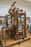 <center></center><center>Musée des Arts et Métiers.</center> Métier à tisser les façonnés de Vaucanson. Restée à l’état de prototype sans descendance directe, cette mécanique inspire d’autres inventeurs, comme Jacquard qui la remettra en marche au Conservatoire des arts et métiers au début du XIXe siècle.