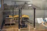 <center></center><center>Musée des Arts et Métiers.</center> Halle de coulage des glaces, vers 1890.
En 1693, la Manufacture royale des glaces s’installe à Saint-Gobain, dans l’Aisne, pour exploiter un nouveau procédé de mise en forme : le coulage. La mise en forme de la glace échappe au souffle de l’homme. Passé la tourmente révolutionnaire et la fin de son monopole, la compagnie sait conserver une avance à la fois technique et financière dans ce secteur en pariant sur des produits de qualité.
Coulée sur table
Les matières premières du verre à glace, sable, soude et chaux, soigneusement préparées, sont fondues dans un pot à 1500 °C.
Le pot est amené jusqu’à la table de coulée sur un chariot, puis manœuvré par une grue.
Il est déversé en une fois sur la table. La pâte est écrasée par un rouleau et enfournée directement dans un four de recuisson: la carcaise. Dans ce four à température décroissante, la feuille de glace séjourne plusieurs jours pour stabiliser les tensions internes.
Le miroir. La glace brute est longuement polie, sur chaque face. En effet c’est la planéité parfaite des deux faces qui garantit une vision sans déformation. Produit transparent utilisé comme vitrage de qualité, pour les devantures de magasin en particulier les plus belles glaces sont argentées et transformées en miroirs.