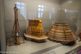 <center></center><center>Musée des Arts et Métiers.</center> Les fondations.
Pour construire en terrain instable, on enfonce des pilotis jusqu’au terrain capable de résister aux poussées de la construction projetée. Pour la pile d’un pont ou le quai d’un port, on construit un batardeau étanche, à l’abri duquel les ouvriers travaillent. On pompe alors sans relâche, tout le temps de la construction.