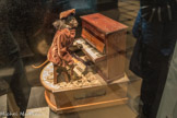 <center></center><center>Musée des Arts et Métiers.</center> Le singe au piano, vers 1900. Réalisé par Gustave Vichy.
