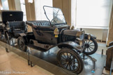 <center></center><center>Musée des Arts et Métiers.</center> Ford T, 1908. L’automobile reste un véhicule artisanal de luxe jusqu'à ce que le constructeur américain Henry Ford produise à partir de 1908, grâce à l’adoption du travail à la chaîne, la première voiture de grande série, le modèle «t ». En vingt ans, il en vend quinze millions, bouleversant le mode de vie américain.
Les inventeurs français dominent les débuts de l’automobile comme de l’aéronautique, puis le relais est pris par les constructeurs américains. Henry Ford applique dans son usine située près de Detroit (Michigan) les principes de la standardisation et du travail à la chaîne : modèle unique vendu à bas prix, décomposition du travail en tâches élémentaires et chronométrées, fourniture en grande série de pièces détachées interchangeables.