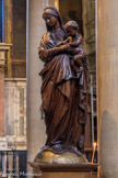 <center></center><center>Église Notre-Dame-de-Lorette. </center> Statue en chêne de la Vierge à l'Enfant
par Jean-Jacques Elshoëcht (1797-1856). Elle ornait le banc d'œuvre qui occupait ce même emplacement. Ce meuble était destiné à accueillir les membres de la Fabrique durant les offices. La pose de la Vierge est élégante. Elle écrase le serpent à ses pieds, les chairs de l'Enfant sont délicates.