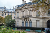 <center></center><center>Quartier de ND de Lorette. </center>En 1905, Félicie Dosne, belle-sœur de Thiers, en fait don à l’Institut de France « pour qu’il soit affecté à la création d’une bibliothèque moderne et plus particulièrement d’histoire de France ». Comme l’hôtel particulier, le jardin appartient toujours à l’Institut de France qui le met à la disposition du public, dans le cadre d’une convention avec la Ville de Paris.