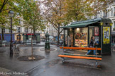 <center></center><center>Quartier de ND de Lorette. </center>Place G. Toudouze. Une fontaine Wallace. En 1857, les kiosques à journaux de la ville de Paris ont été conçus par l'architecte français Gabriel Davioud. En 2016, la maire de Paris Anne Hidalgo propose de les remplacer par de nouveaux modèles plus modernes et fonctionnels.