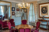 <center></center><center> Maison des Jardies à Sèvres </center> Le salon est une vaste pièce, largement éclairée par quatre fenêtres. L’agencement mobilier restitue celui en place à la mort de Gambetta. On peut aisément y prendre conscience de l’atmosphère qui régnait aux Jardies il y a plus d’un siècle, dans ce lieu calme situé en bordure de forêt.