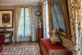 <center></center><center> Maison des Jardies à Sèvres </center> Le salon. Sur la desserte, à gauche, un buste en plâtre patiné réalisé par Jean Carries évoque la force qui se dégageait du personnage, en restituant sans idéalisme ses traits et son allure décidée.