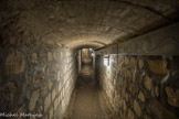 <center></center><center>Les Catacombes de Paris. </center> Près de trois cents kilomètres de galeries s'étalent sous Paris intra-muros, sur parfois trois niveaux de carrières. La profondeur moyenne est d'environ vingt mètres sous le niveau du sol naturel.  À la fin du XVIIIe siècle, pour faire face à la saturation des cimetières parisiens et aux problèmes croissants d'insalubrité, la décision est prise de déplacer les ossements dans une partie des carrières situées hors de la barrière d'Enfer du mur des Fermiers généraux, sous la plaine de Montsouris, appartenant alors au territoire de Montrouge. Les catacombes se présentent sous la forme de tunnels, à l'intérieur desquels la température est constamment de 14 °C.