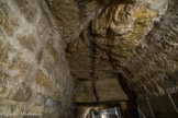 <center></center><center>Les Catacombes de Paris. </center> On aperçoit au plafond des marques anciennes d’outillage (utilisation de la laie).Tracé sur le ciel de carrière lors de l’ouverture de l’ossuaire au public, le trait noir devait permettre aux visiteurs du XIXe siècle de se repérer dans les galeries.