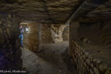<center></center><center>Les Catacombes de Paris. </center> L'Ateliercorrespond aux anciennes carrières de pierre calcaire du Lutétien, à l'aspect brut et pourvues de nombreux départs de galeries fermés par des grilles. C'est un des rares secteurs des carrières souterraines qui ait conservé son aspect de fin d'exploitation. Le ciel de carrière est soutenu par des piliers tournés (pris dans la masse) ou à bras (formées de pierres superposées) et les parois sont formées de hagues maintenant les bourrages.