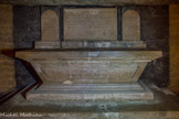 <center></center><center>Les Catacombes de Paris. </center> Des monuments maçonnés de style antique et égyptien sont également aménagés dans le parcours, aux formes de piliers doriques, d’autels, de cippes ou de tombeaux. Des noms inspirés de la littérature religieuse ou romantique et de l’Antiquité sont donnés à certains lieux .