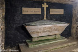 <center></center><center>Les Catacombes de Paris. </center> Le sarcophage du Lacrymatoire ou « tombeau de Gilbert » qui n'a de tombeau que son nom puisqu'il s'agit là encore en réalité d'une consolidation. Il est dédié à Nicolas Gilbert (1750-1780), poète maudit dont quelques vers sont gravés sur le monument. C'est l'ingénieur des Mines Caly qui proposa l'idée insolite d'édifier cette fausse tombe au milieu de milliers d'ossements dépourvus de sépulture.