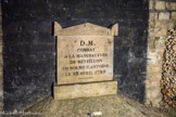 <center></center><center>Les Catacombes de Paris. </center> Ces galeries  contiennent les restes des victimes des combats des Tuileries et de la Révolution