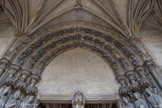 <center></center><center>Église Saint-Germain-l'Auxerrois.</center> Vousure externe : les 12 apôtres, Voussure du milieu : les vierges sages à gauche, avec leurs lampe allumées et les vierges folles, à droite, avec leurs lampes renversées donc éteintes. Voussure inerne : des anges.
