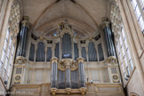 <center></center><center>Église Saint-Germain-l'Auxerrois.</center> Il ne reste aucune trace de ce qu'ont été les grandes orgues de la Paroisse royale avant la Révolution. On sait seulement que Louis-Claude Daquin en fut organiste autour de 1738. L'orgue actuel fut transporté en juillet 1791 depuis la Sainte-Chapelle, où il avait été construit vingt ans auparavant par François-Henri Clicquot, dans un buffet dessiné par Pierre-Noël Rousset..