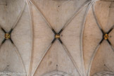 <center></center><center>Église Saint-Germain-l'Auxerrois.</center> Les croisées d'ogives sont ornées de médaillons dorés. De droite à gauche : St Denis, St Vincent, St Germain d’Auxerre, St Jacques (absente).