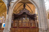 <center></center><center>Église Saint-Germain-l'Auxerrois.</center> Le banc d'honneur, ou banc d'œuvre, surmonté d'un dais, tous deux en bois. Destiné à Louis XIV et à la famille royale, ce banc est sculpté par Mercier en 1682-1684 d'après les dessins de Perrault et de Lebrun. Mutilé en 1831 lors de la dévastation de l’église, ce banc est restauré sous Louis-Philippe en respectant la conception originelle. Ancien siège des marguilliers du conseil de fabrique de la paroisse.
