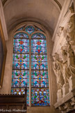 <center></center><center>Église Saint-Germain-l'Auxerrois.</center> Vitrail à deux compartiments orné d’arabesques.