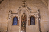 <center></center><center>Église Saint-Germain-l'Auxerrois.</center> Statue de la Vierge à l’Enfant avec un oiseau (bois polychrome du XVème S), provenant de l'hôpital de Brienne près de Troyes (XVe). La Vierge, couronnée, porte l’Enfant Jésus sur son bras gauche. L’Enfant tend, de la main droite, à un oiseau perché sur le bras de sa Mère, un grain de raisin qu’il vient de prendre dans le petit panier qu’il porte.
