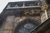 <center></center><center>Église Saint-Germain-l'Auxerrois.</center> Les « carpes de Saint-Germain l'Auxerrois ». Il s'agit d'une frise, sculptée autour de la chapelle centrale, représentant des tronçons de carpes (têtes, corps, queues) alternant avec des rosaces. Le financement d’une des chapelles de l’abside au XVIème siècle avait été le fait d’un certain Jehan Tronsson, bourgeois fortuné, maître drapier. En échange, il demanda que son nom passe à la postérité. Les religieux chargés d’exaucer ses vœux eurent la bonne idée de présenter, en dehors de la chapelle en question, du côté de la rue de l'Arbre Sec, des poissons coupés en deux, en tronçons.