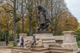 <center></center><center>Jardin du Ranelagh.</center> Monument (1984) en hommage à Jean de La Fontaine par Charles Corréia