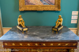 <center></center><center>Musée Marmottan Monet.</center> ANONYME
STATUETTES : PAIRE D’ÉGYPTIENNES ASSISES Vers 1810
Bronze noir et doré