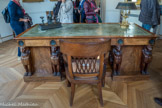 <center></center><center>Musée Marmottan Monet.</center> GEORGES JACOB 1739-1814
FAUTEUIL DE BUREAU
Vers 1795
Acajou
PIERRE-ANTOINE BELLANGÉ 1757-1827
BUREAU PLAT
Vers 1810
Acajou et bronze vert