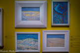 <center></center><center>Musée Marmottan Monet.</center> DUNE I 1909 huile sur carton.
ARUM ; fleur bleue 1908-1909 huile sur toile.
DUNE II 1909 huile sur toile.
DUNE III 1909 huile sur carton. La démarche de Mondrian devenant de plus en plus intellectuelle, le rapport de l’artiste au motif évolue. Comme le montrent ces Dunes, s’il s’inspire de la nature, il ne la copie pas. Albert Van den Briel, ami de Mondrian, a été témoin de la création de l’ensemble auquel appartiennent ces œuvres. Il s’étonne que certains panneaux aient été peints alors qu’il faisait déjà sombre, et rapporte : «J’étais là, et je l’ai vue naître dans l’obscurité. » Les larges touches de bleu ont été appliquées pour certaines dans la pénombre, plus ou moins à l’aveuglette. Elles sont l’expression d’une concentration intérieure plus que d’une perception visuelle.