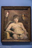 <center>Exposition Toulouse-Lautrec.</center> Nu féminin, dit anciennement La Grosse Maria. 1884. Huile sur toile. C’est probablement le premier chef-d’œuvre du jeune Lautrec, une sorte de manifeste naturaliste, très marqué par l’exemple de Cormon et ses personnages aux maxillaires fortes. Le modèle en est pourtant la superbe Suzanne Valadon, qui fut la maîtresse de l’artiste.
Se moquant déjà des pudeurs du salon, il n’en voile aucun des appâts et opte pour une composition très frontale, presque brutale. La présence de masques japonais rappelle que Lautrec les a croisés tôt et qu’ils commencèrent à l’influencer en secret