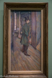 <center>Exposition Toulouse-Lautrec.</center> Portrait de François Gauzi
1886-1887
Huile et essence sur toile. Evoquant ce « portrait viril en pied » Gauzi, admis à Patelier Cormon en 1885, raconte que le peintre a insisté pour qu’il porte un pardessus vert dont la couleur l’avait séduit et qui donne la tonalité essentielle de l’œuvre. L’espace géométrisé par les battants de portes grandes ouvertes et par la fenêtre à l’arrière-plan, la perspective relevée soulignée par les lattes du plancher, les touches légères et fragmentées, sont autant de données plastiques qui construisent une scène où le départ imminent de Gauzi est suggéré. En dépit d’une pose un peu apprêtée, Lautrec parvient habilement à exprimer l’élégance désinvolte de son ami.
