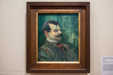 <center>Exposition Toulouse-Lautrec.</center> Portrait d’André Rivoire
Vers 1901 Huile sur toile.
Des chansons montmartroises du Chat Noir aux poèmes précieux d’André Rivoire, la curiosité et les amitiés de Lautrec sont éclectiques. Rivoire écrit son premier recueil Les Vierges en 1894, et est l’éditeur de la Revue de Paris. Lautrec entreprend ce portrait lorsqu’il revient une ultime fois dans son atelier parisien au printemps 1901. En dépit d’une santé défaillante dont Rivière s’émeut, la picturalité appuyée du traitement, propre aux tableaux de cette période, sert le réalisme expressif du portrait.