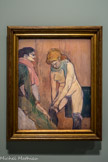 <center>Exposition Toulouse-Lautrec.</center> Femme tirant son bas
Vers 1893-7894 Huile sur carton.
Le regard que Lautrec pose sur les maisons closes est libre de toute arrogance, de tout cynisme. Dépourvu aussi d’apitoiement, presque tendre, c’est celui de l’usager conscient de l’ambiguïté profonde des « filles » de maison. Femme tirant son bas, marquée par les exercices du temps de Cormon, montre une prostituée qui s’habille sous l’œil dur d’une maquerelle. Les contours appuyés et le fond neutre sont bien faits pour accentuer chaque tension de l’image. Le sexe, chez Lautrec, rayonne moins qu’il ne dérange