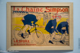 <center>Exposition Toulouse-Lautrec.</center>La Chaîne Simpson 1896
Affiche, lithographie au pinceau, crayon et crachis, pierre de trait tirée en bleu, pierre de couleur en rouge et jaune.
Entraîné par son ami Tristan Bernard, directeur des courses au vélodrome Buffalo et rédacteur d’une rubrique sportive à La Revue blanche, Lautrec se passionne pour la course cycliste, manifestation de son intérêt pour la vitesse et de son anglomanie affirmée. La commande d’une « réclame » pour la chaîne Simpson lui est confiée par Louis Bouglé, dit « Spoke ». On y reconnaît le champion Constant Huret pédalant avec énergie sous les yeux de Bouglé et de l’entraîneur Choppy, lui aussi ami de Lautrec.