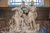 <center>Église Saint-Roch. </center> Chapelle de Saint Jean Baptiste. Le baptême de Jésus (Œuvre de Jean Baptiste I et Jean-Baptiste II Lemoyne, 1731) : sculpté en marbre, ce groupe se trouvait dans l'église Saint-Jean-en Grève, située derrière l'hôtel de ville. Cette église fut détruite lors de la Révolution.